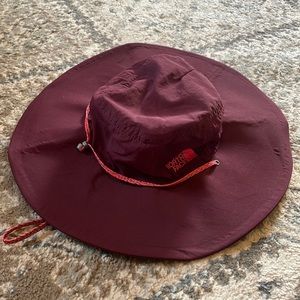 North Face sun hat with adjustable drawstring. Never worn!